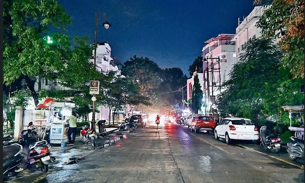 स्ट्रीट लाइटें दिन में चालू रात में बंद, फुटपाथ पर कब्जे, खुले पड़े सीवर के चैम्बर से हादसे का डर स्ट्रीट लाइटें दिन में चालू रात में बंद, फुटपाथ पर कब्जे, खुले पड़े सीवर के चैम्बर से हादसे का डर