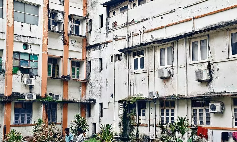 दूसरों का दर्द बांटते हुए उम्रदराज मेडिकल अस्पताल की इमारत अब खुद कराहने लगी दूसरों का दर्द बांटते हुए उम्रदराज मेडिकल अस्पताल की इमारत अब खुद कराहने लगी