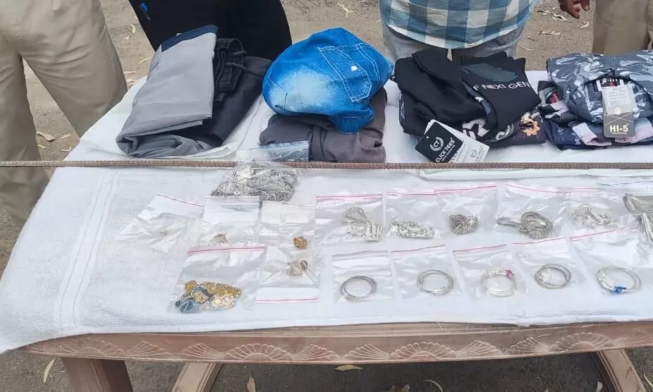 दिनदहाड़े सूने मकान में चोरी का खुलासा, एक आरोपी गिरफ्तार दिनदहाड़े सूने मकान में चोरी का खुलासा, एक आरोपी गिरफ्तार