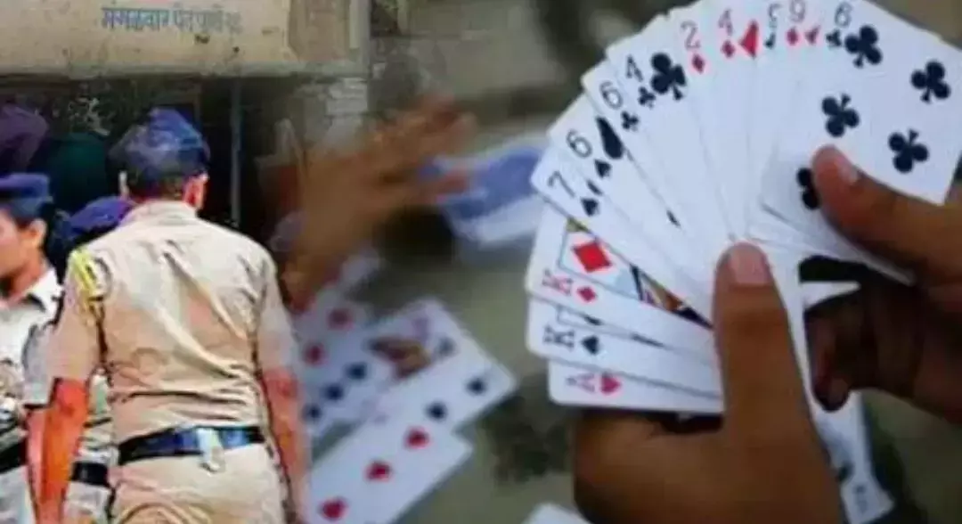 जुआ अड्डे पर पुलिस का छापा, दर्जनभर जुआरी गिरफ्तार, नकदी - मोबाइल और ताश समेत 1.58 लाख रुपये का माल जब्त जुआ अड्डे पर पुलिस का छापा, दर्जनभर जुआरी गिरफ्तार, नकदी - मोबाइल और ताश समेत 1.58 लाख रुपये का माल जब्त