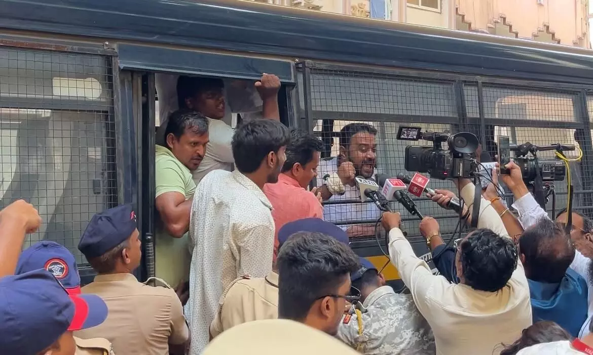 ई-20 इथेनॉल नीति के विरोध में युवक कांग्रेस का प्रदर्शन, गडकरी के वाडे तक मार्च की कोशिश - छावनी में तब्दील इलाका ई-20 इथेनॉल नीति के विरोध में युवक कांग्रेस का प्रदर्शन, गडकरी के वाडे तक मार्च की कोशिश - छावनी में तब्दील इलाका