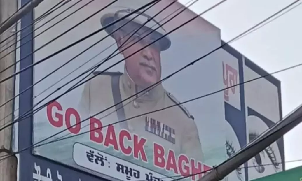 भूपेश बघेल वापस जाओं के लगे नारे... फौजी की पहनाई पोशाक, कांग्रेस ने AAP पर लगाए गंभीर आरोप भूपेश बघेल वापस जाओं के लगे नारे... फौजी की पहनाई पोशाक, कांग्रेस ने AAP पर लगाए गंभीर आरोप