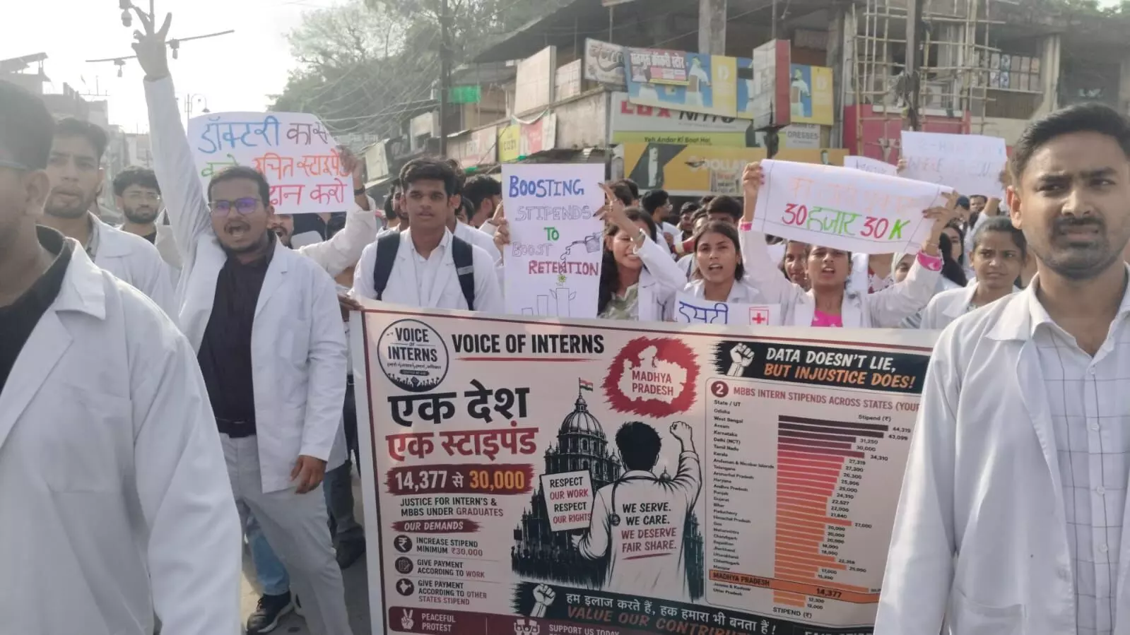इंटर्न डॉक्टर्स ने निकाली रैली इंटर्न डॉक्टर्स ने निकाली रैली