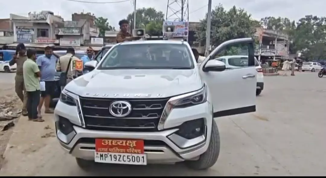 जिपं और नपं अध्यक्ष के वाहनों समेत कई गाडिय़ों से हूटर, पदनाम प्लेट और काली फिल्म हटाई जिपं और नपं अध्यक्ष के वाहनों समेत कई गाडिय़ों से हूटर, पदनाम प्लेट और काली फिल्म हटाई