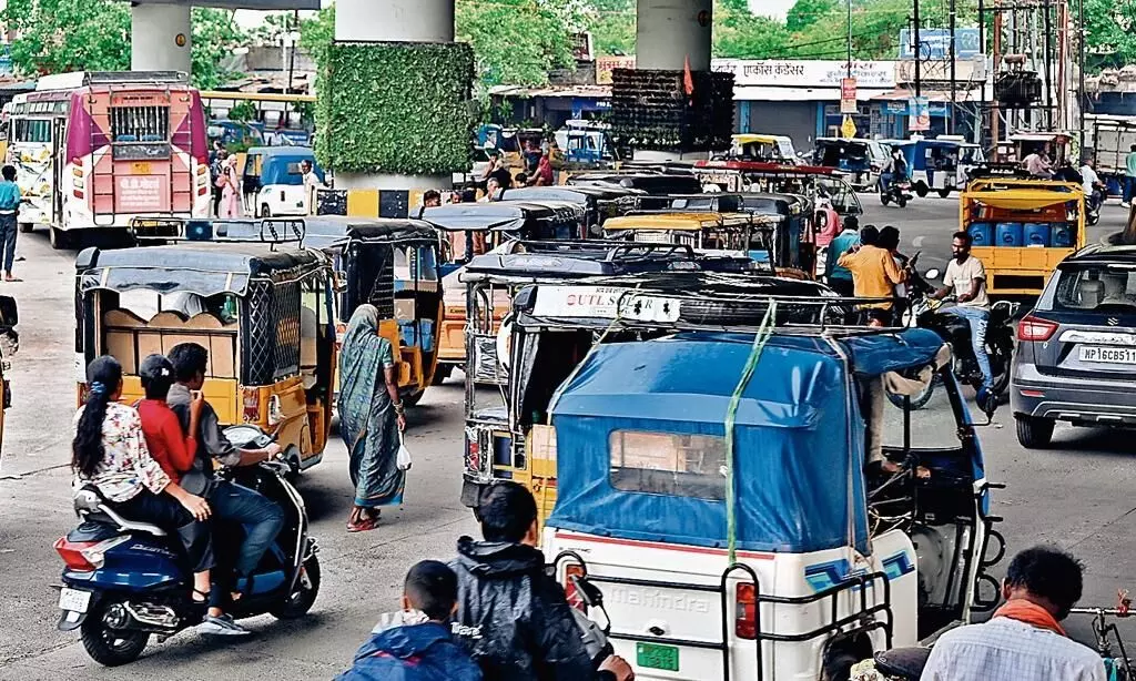 फ्लाईओवर बनने के बाद भी नहीं बदले दमोहनाका चौराहे के हालात, पीक ऑवर्स में लग रहा जाम फ्लाईओवर बनने के बाद भी नहीं बदले दमोहनाका चौराहे के हालात, पीक ऑवर्स में लग रहा जाम