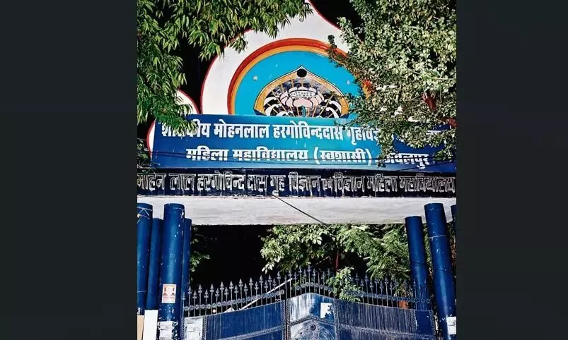 15 से 20 प्राध्यापक रोज देरी से कॉलेज पहुंचते हैं और बीच में हो जाते हैं गायब 15 से 20 प्राध्यापक रोज देरी से कॉलेज पहुंचते हैं और बीच में हो जाते हैं गायब