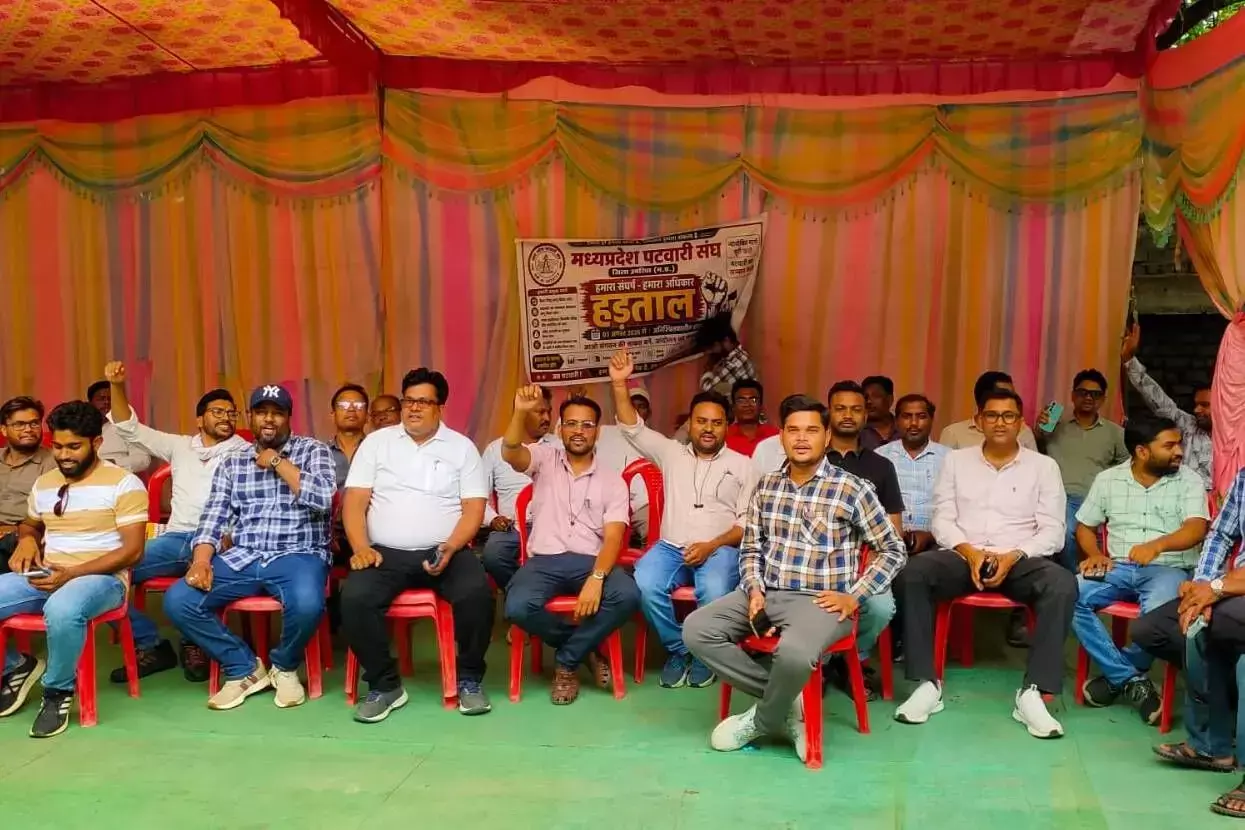 पदोन्नति एवं समयमान वेतनमान की मांग पर पटवारियों का धरना पदोन्नति एवं समयमान वेतनमान की मांग पर पटवारियों का धरना