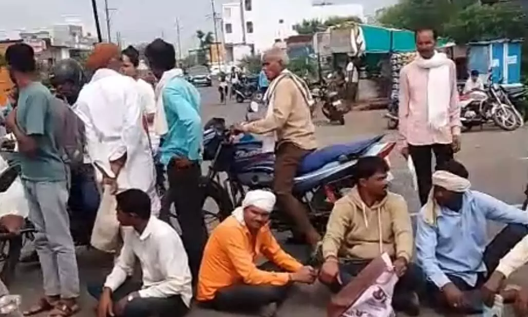 यूरिया की समस्या को लेकर नेशनल हाईवे पर किसानों का प्रदर्शन यूरिया की समस्या को लेकर नेशनल हाईवे पर किसानों का प्रदर्शन