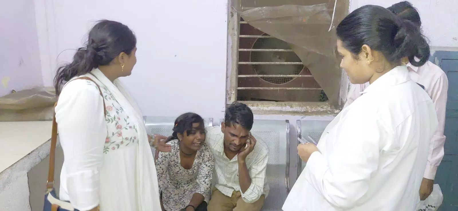 सड़क पर बैठी गाय से टकराई बाइक, भाई-बहन गंभीर घायल, सड़क पर बैठी गाय से टकराई बाइक, भाई-बहन गंभीर घायल,