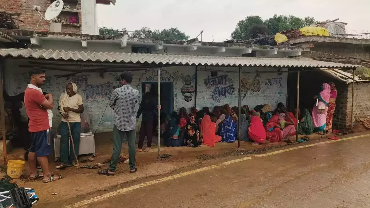 घर के बाहर टहल रहे दो लोगों पर ट्रैक्टर चढ़ाया, एक की मौत
