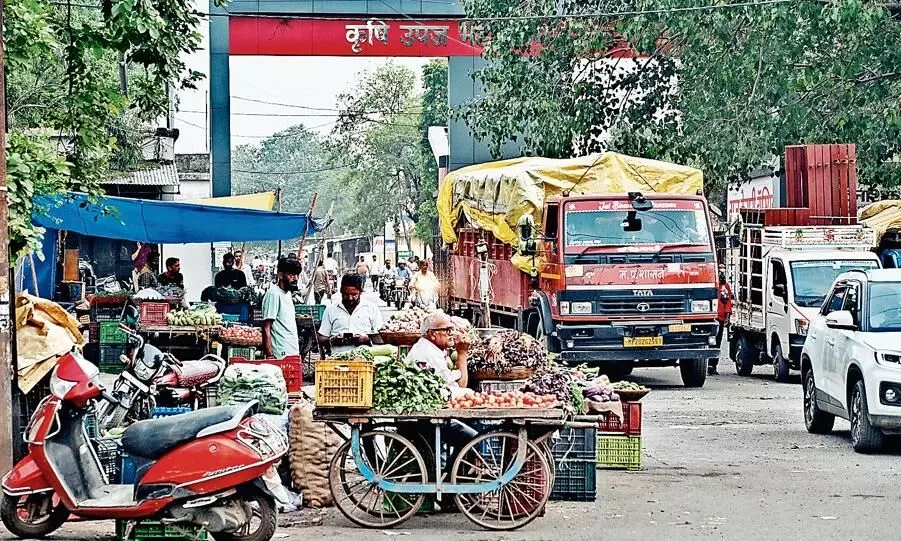 अतिक्रमणों के कारण कृषि उपज मंडी के गेट पर आए दिन लग रहा जाम, आमजन हो रहे परेशान
