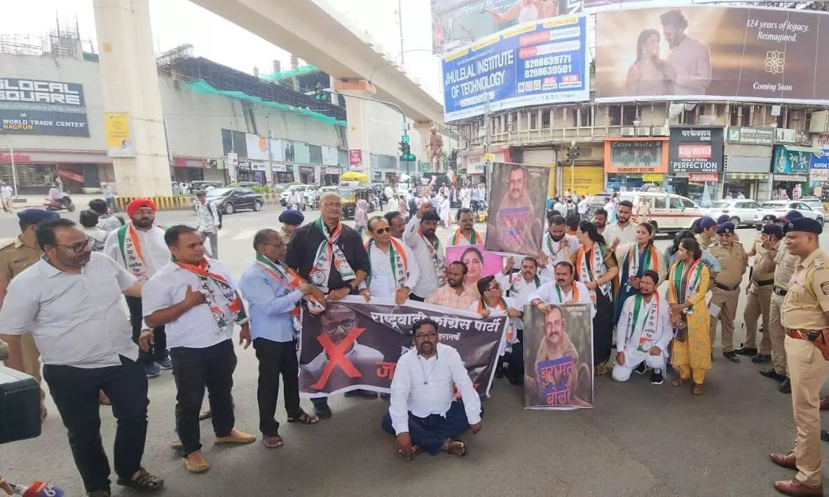 कांग्रेस प्रदेशाध्यक्ष सपकाल के विरोध में प्रदर्शन, हिरासत में राकांपा कार्यकर्ता - सुनेत्रा के कटआउट लेकर सड़कों पर उतरे
