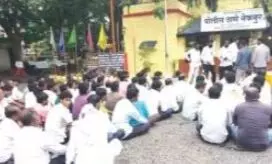 प्रवीण करांडे की मौत के मामले में डॉक्टर पर कार्रवाई की मांग, नेकनूर थाने पर ग्रामीणों का धरना प्रवीण करांडे की मौत के मामले में डॉक्टर पर कार्रवाई की मांग, नेकनूर थाने पर ग्रामीणों का धरना