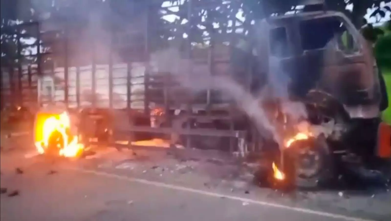 चलते ट्रक में भीषण आग, ट्रक जलकर खाक चलते ट्रक में भीषण आग, ट्रक जलकर खाक