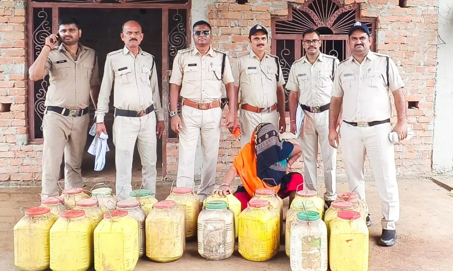जिला बदर आरोपी के घर आबकारी विभाग की दबिश, भारी मात्रा में अवैध शराब जब्त जिला बदर आरोपी के घर आबकारी विभाग की दबिश, भारी मात्रा में अवैध शराब जब्त