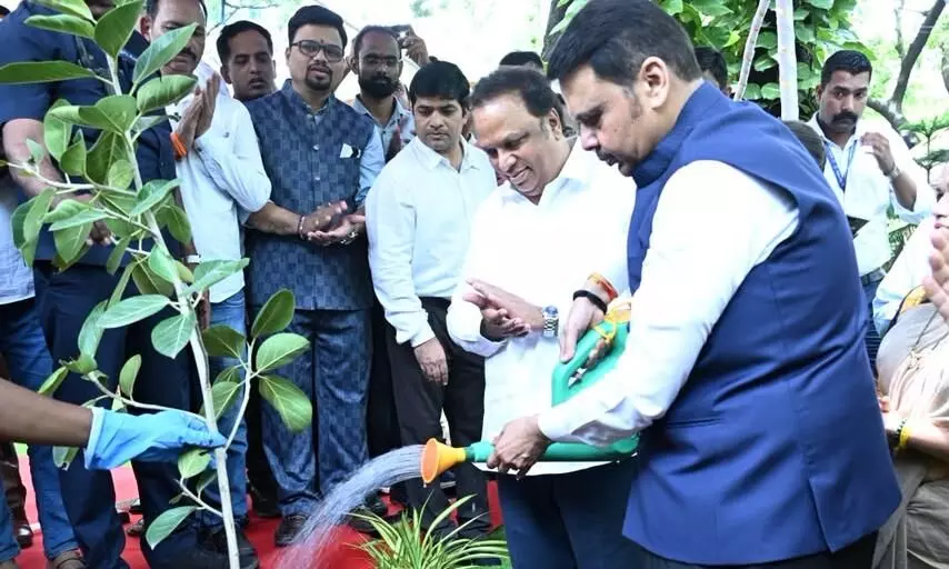 फिल्म सिटी में मुख्यमंत्री फडणवीस ने एक पेड़ मां के नाम अभियान के तहत किया पौधारोपण फिल्म सिटी में मुख्यमंत्री फडणवीस ने एक पेड़ मां के नाम अभियान के तहत किया पौधारोपण