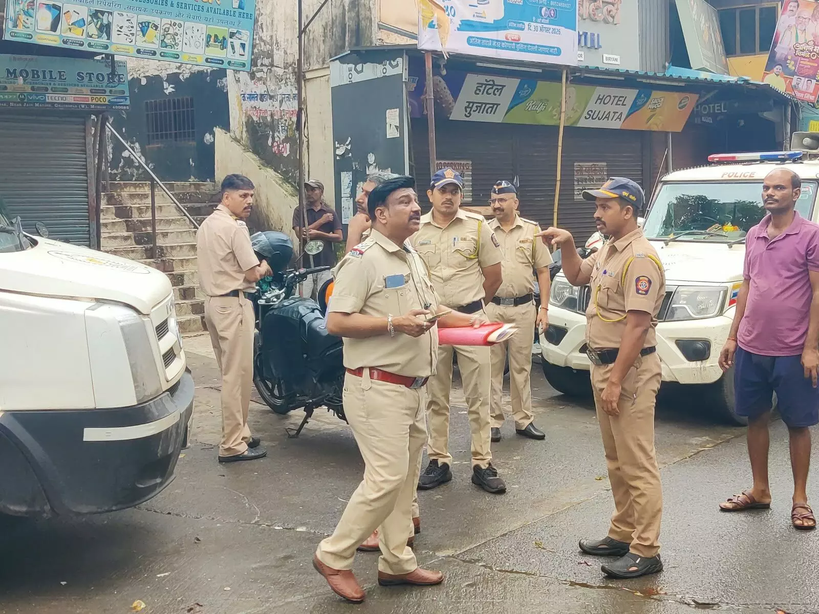 तेज आवाज में गाना बजाने पर टोकना पड़ा भारी, दो भाइयों ने की अपने भाई और उसके नाबालिग बेटे की चाकू घोंपकर हत्या तेज आवाज में गाना बजाने पर टोकना पड़ा भारी, दो भाइयों ने की अपने भाई और उसके नाबालिग बेटे की चाकू घोंपकर हत्या