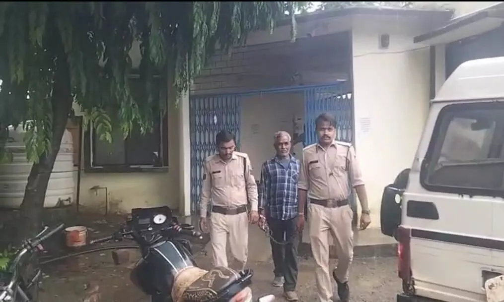 शासकीय खाद्यान्न में गबन: विक्रेता गिरफ्तार शासकीय खाद्यान्न में गबन: विक्रेता गिरफ्तार