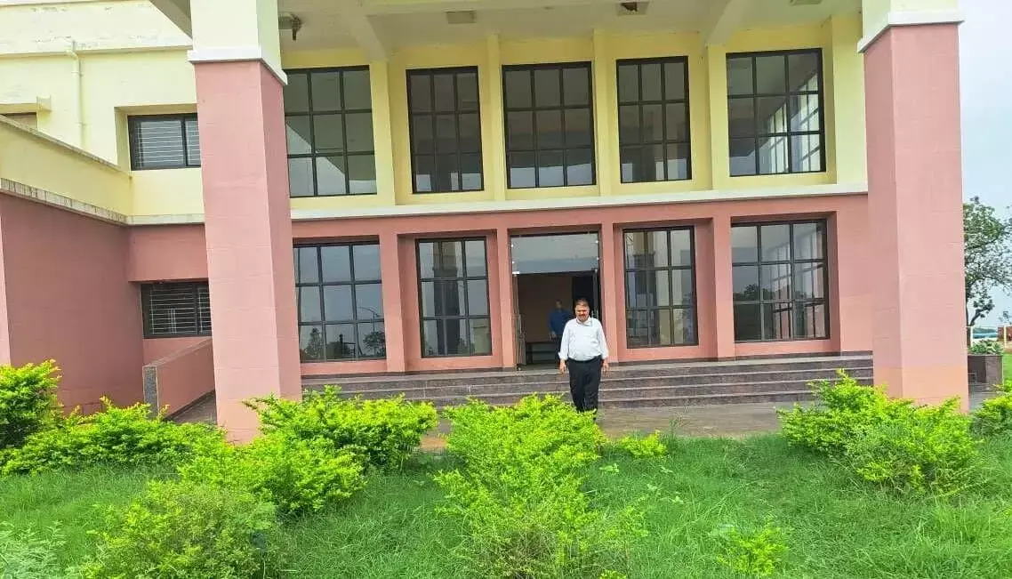 15 करोड़ रूपए के संस्थान में सिर्फ एक एडमीशन 15 करोड़ रूपए के संस्थान में सिर्फ एक एडमीशन