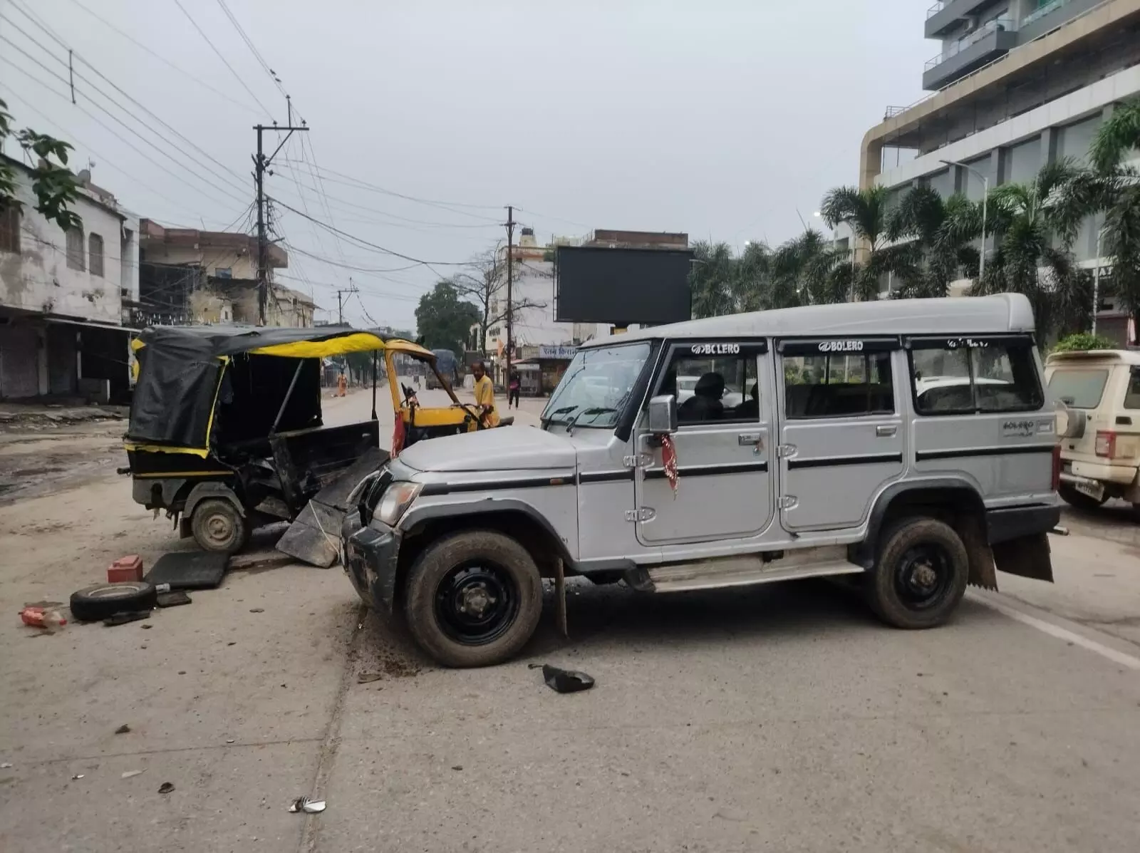 फोरव्हीलर की ठोकर से ऑटो सवार घायल फोरव्हीलर की ठोकर से ऑटो सवार घायल