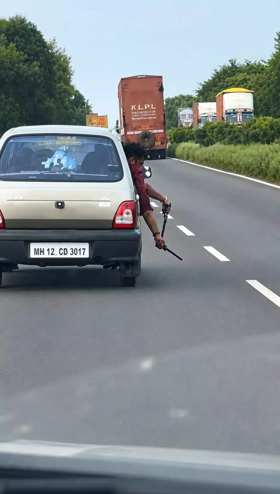 तलवार लहराते हुए भागे कार सवारों का वीडियो सोशल मीडिया पर हुआ वायरल तलवार लहराते हुए भागे कार सवारों का वीडियो सोशल मीडिया पर हुआ वायरल