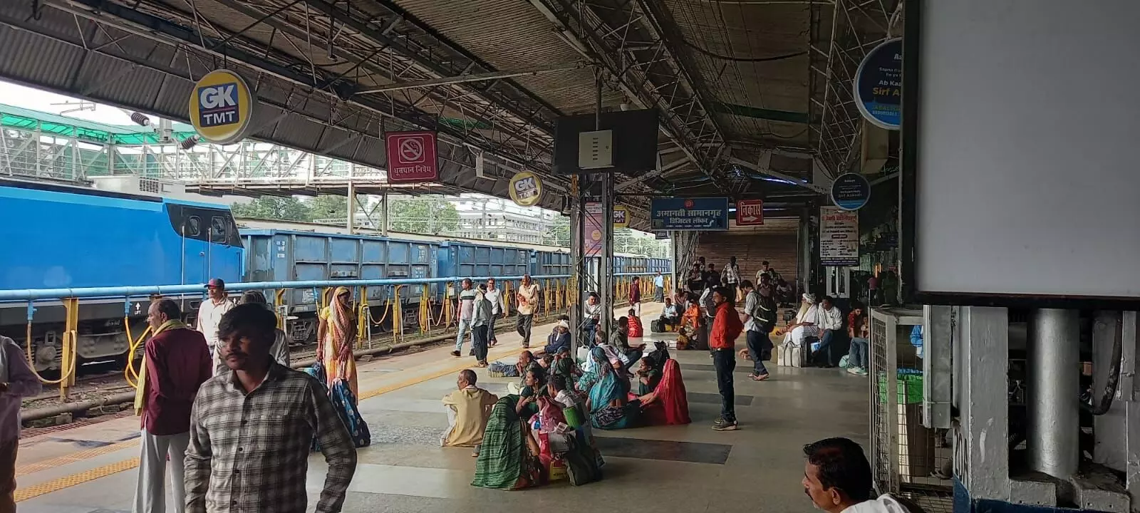 रेल ट्रैक में फंसा पिकअप वाहन, ट्रेनों को रोका, रेल ट्रैक में फंसा पिकअप वाहन, ट्रेनों को रोका,