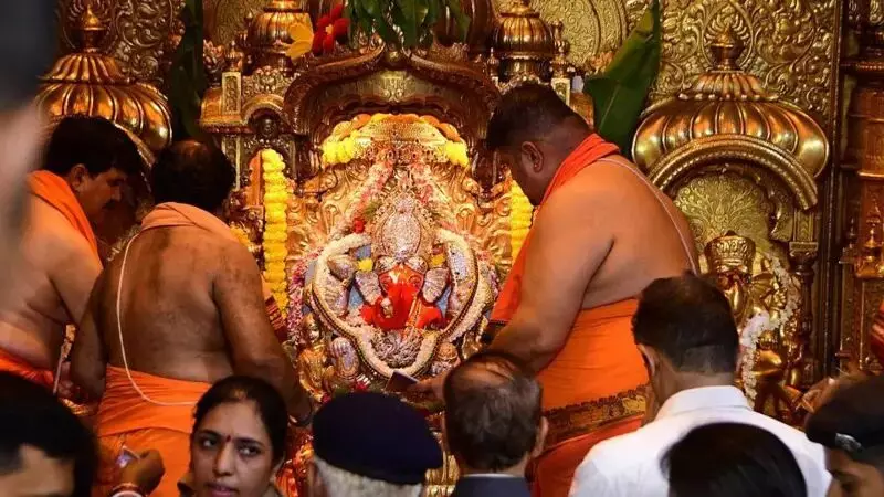 सिद्धिविनायक मंदिर में दान चोरी मामले को लेकर संसद परिसर में प्रदर्शन, फडणवीस के इस्तीफे की मांग सिद्धिविनायक मंदिर में दान चोरी मामले को लेकर संसद परिसर में प्रदर्शन, फडणवीस के इस्तीफे की मांग
