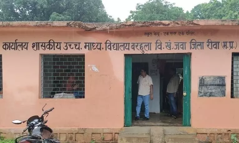 प्राथमिक शाला बरहुला में शिक्षक पर अभद्रता और लापरवाही के आरोप संकुल प्राचार्य से शिकायत प्राथमिक शाला बरहुला में शिक्षक पर अभद्रता और लापरवाही के आरोप संकुल प्राचार्य से शिकायत
