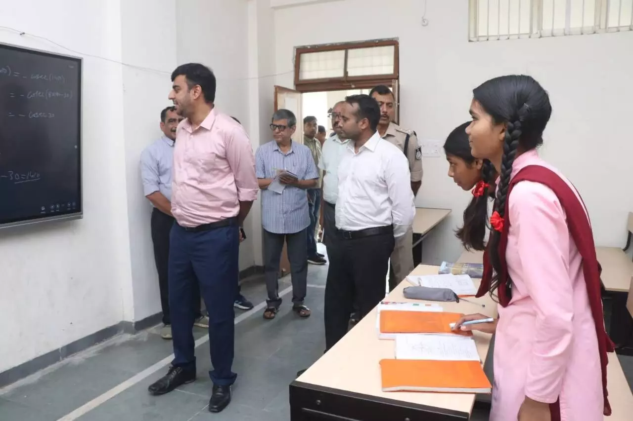 कलेक्टर बने शिक्षक, बताई गणित की बारीकियां कलेक्टर बने शिक्षक, बताई गणित की बारीकियां