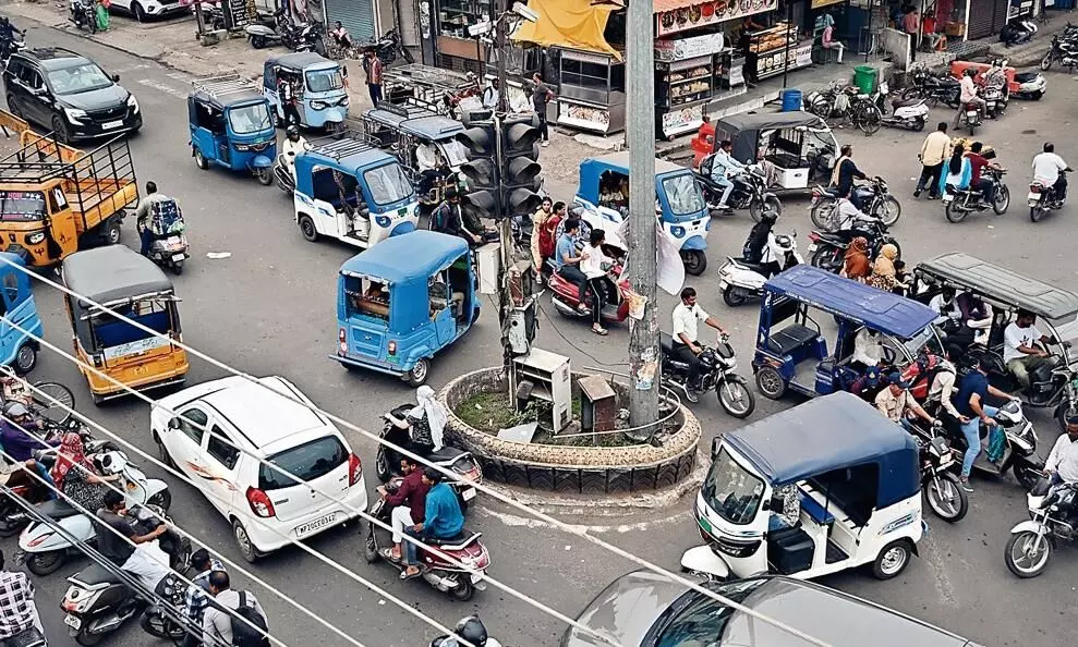 महीनों से ट्रैफिक सिग्नल बंद, चारों ओर फैला अतिक्रमणों का जाल, आखिर कहां से निकलें