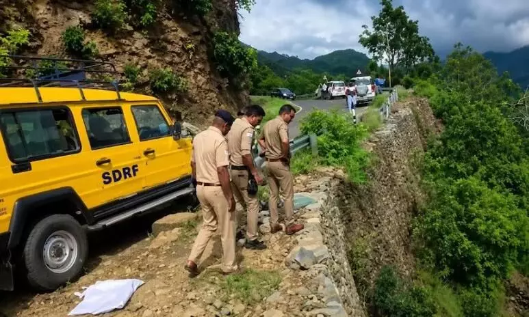 उत्तराखंड में भीषण सड़क हादसा, 250 फीट गहरी खाई में गिरी बोलेरो, 5 लोगों की दर्दनाक मौत उत्तराखंड में भीषण सड़क हादसा, 250 फीट गहरी खाई में गिरी बोलेरो, 5 लोगों की दर्दनाक मौत