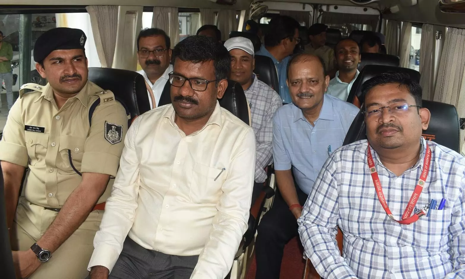 एक बस से नागौद पहुंचे कलेक्टर-एसपी 96 आवेदन निपटाए एक बस से नागौद पहुंचे कलेक्टर-एसपी 96 आवेदन निपटाए