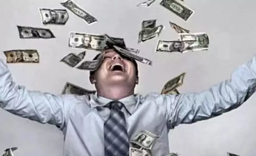 बैंक खाते में अचानक जमा हुए 1.13 लाख करोड़ रुपए, रातों-रात करोड़पति बना शख्स; रकम देखकर बैंक अधिकारी भी हैरान