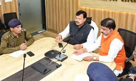 पुराने भोपाल में ट्रैफिक व्यवस्था सुधारने सांसद आलोक शर्मा ने पुलिस कमिश्नर से की चर्चा पुराने भोपाल में ट्रैफिक व्यवस्था सुधारने सांसद आलोक शर्मा ने पुलिस कमिश्नर से की चर्चा