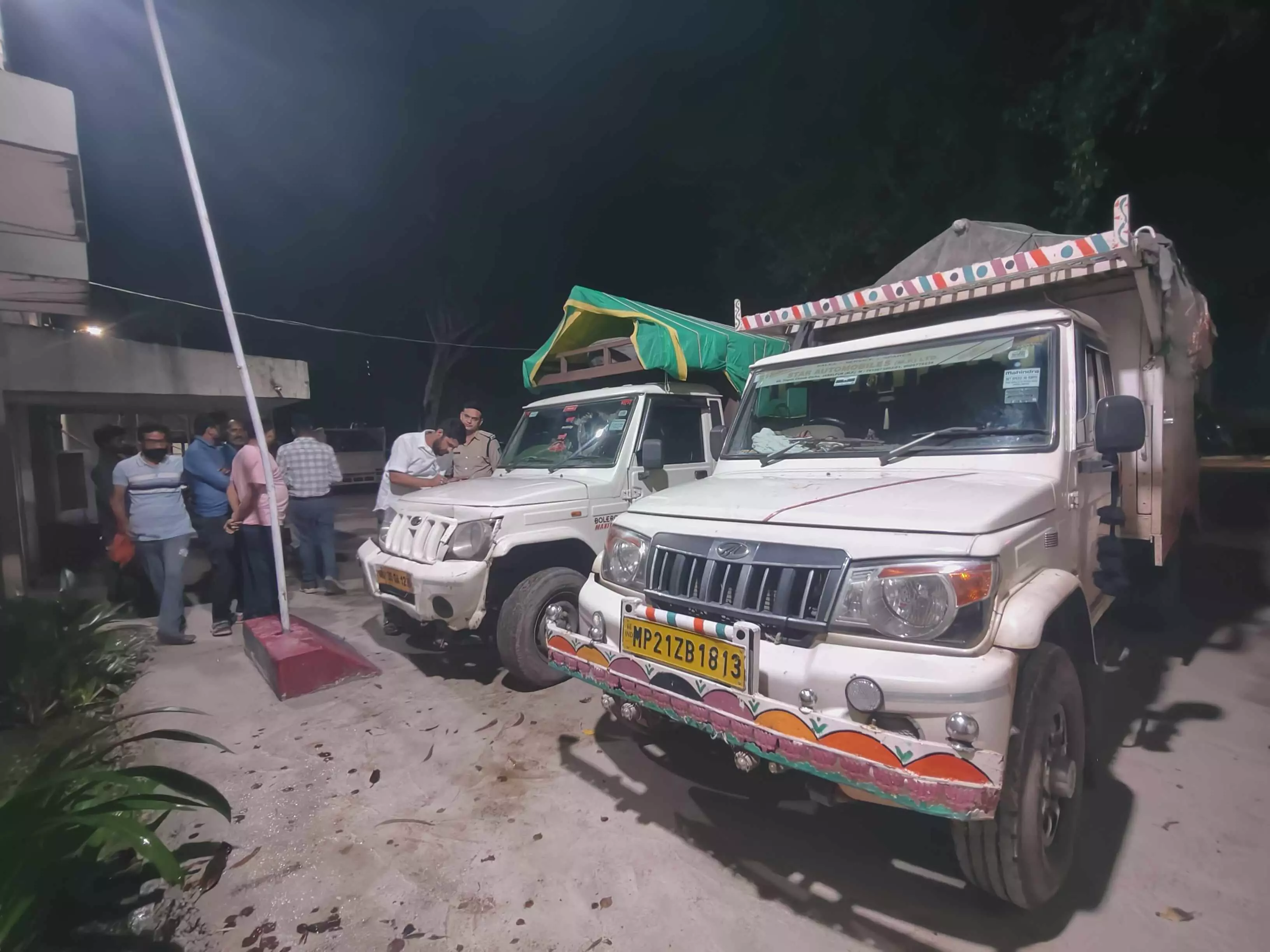 102 बोरी यूरिया जब्त: छत्रसाल स्टेडियम के पास प्रशासन की कार्रवाई, दो वाहन पकड़े गए