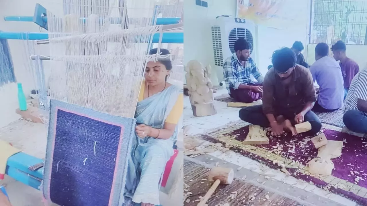 गोंड़ी पेंटिंग, काष्ठ शिल्प, रॉट आयरन और कालीन-दरी से आत्मनिर्भर हो रही महिलाएं गोंड़ी पेंटिंग, काष्ठ शिल्प, रॉट आयरन और कालीन-दरी से आत्मनिर्भर हो रही महिलाएं