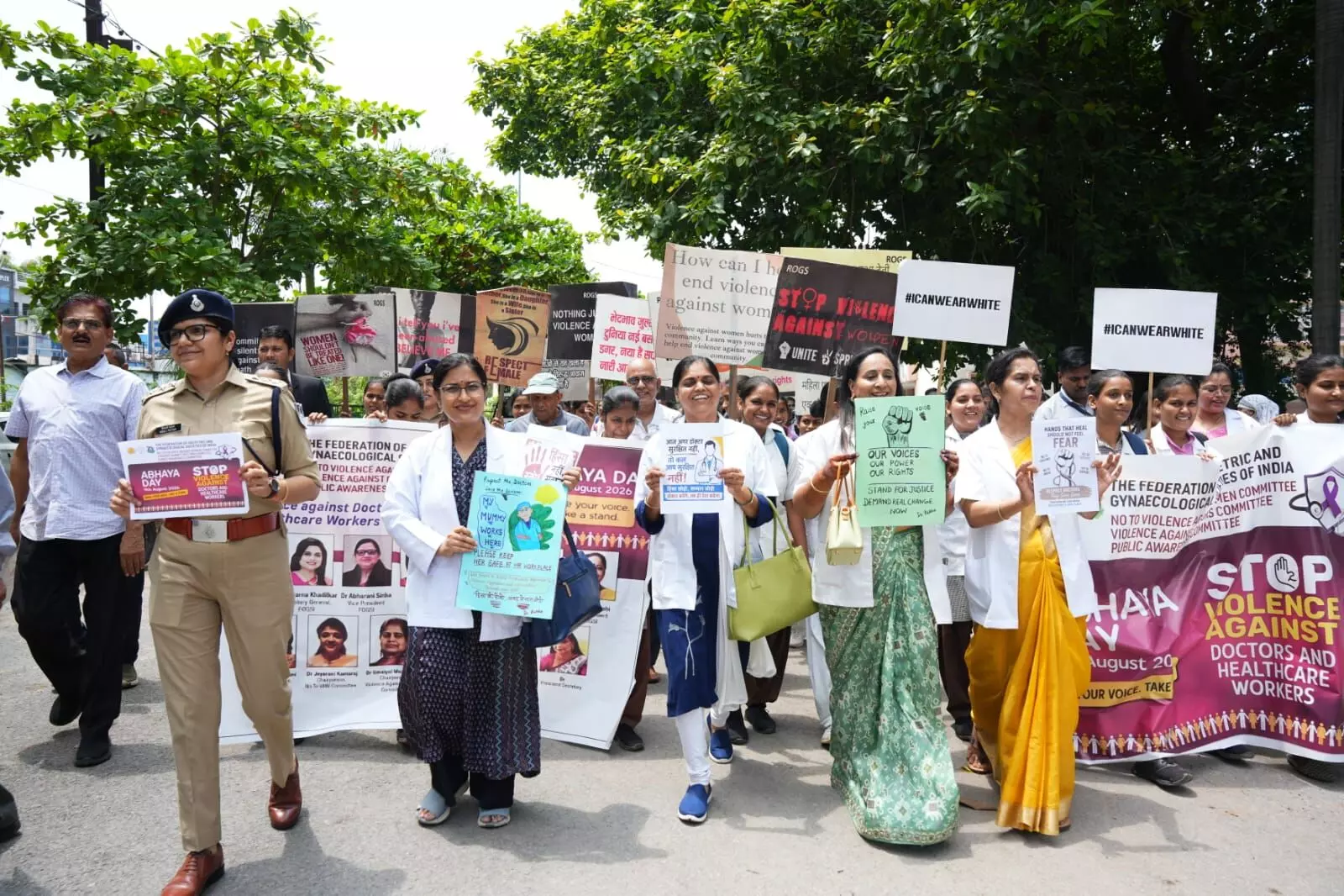 चिकित्सकों पर हिंसा बर्दाश्त नहीं, निकाली गई रैली चिकित्सकों पर हिंसा बर्दाश्त नहीं, निकाली गई रैली