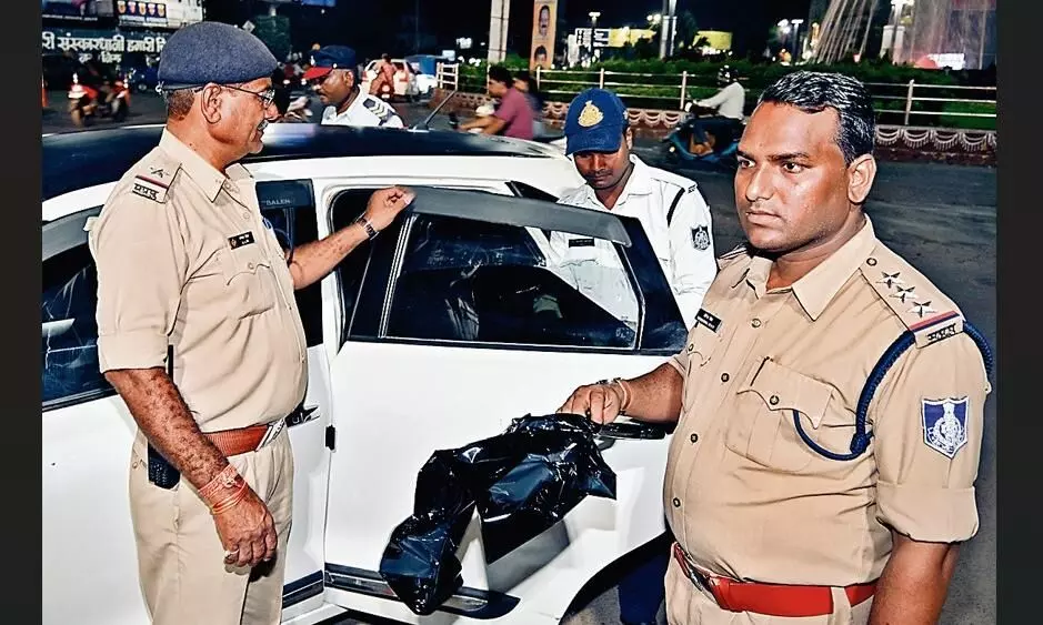 26 कारों में लगी काली फिल्म निकाली लगाया जुर्माना, चालकों को दी हिदायत 26 कारों में लगी काली फिल्म निकाली लगाया जुर्माना, चालकों को दी हिदायत