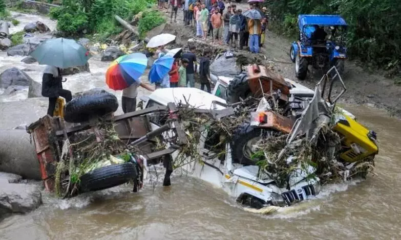 भारी बारिश के चलते 800 करोड़ रुपये से ज्यादा आर्थिक नुकसान, 150 लोगों की मौतें