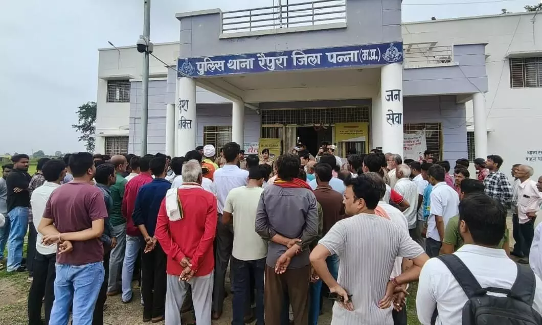 सौ से ज्यादा व्यापारियों ने थाने पहुंचकर सौंपा ज्ञापन, चोरी की सही प्राथमिकी दर्ज करने और गश्त बढ़ाने की मांग सौ से ज्यादा व्यापारियों ने थाने पहुंचकर सौंपा ज्ञापन, चोरी की सही प्राथमिकी दर्ज करने और गश्त बढ़ाने की मांग