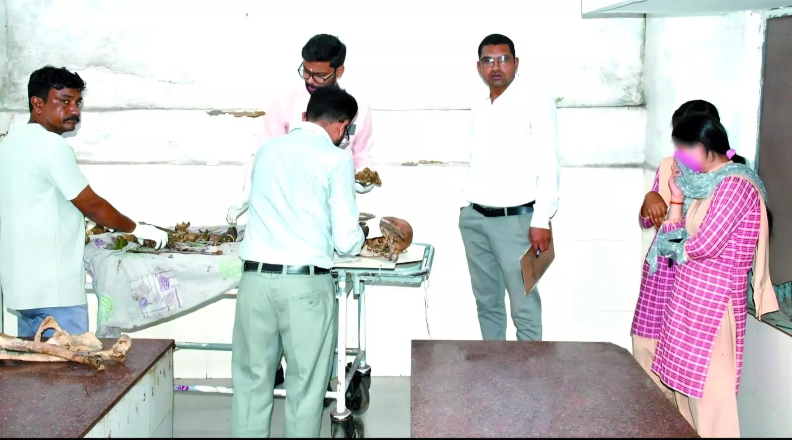 मर्चुरी में छात्राओं के सामने कंकाल का पोस्टमार्टम, नियमों की उड़ीं धज्जियां मर्चुरी में छात्राओं के सामने कंकाल का पोस्टमार्टम, नियमों की उड़ीं धज्जियां