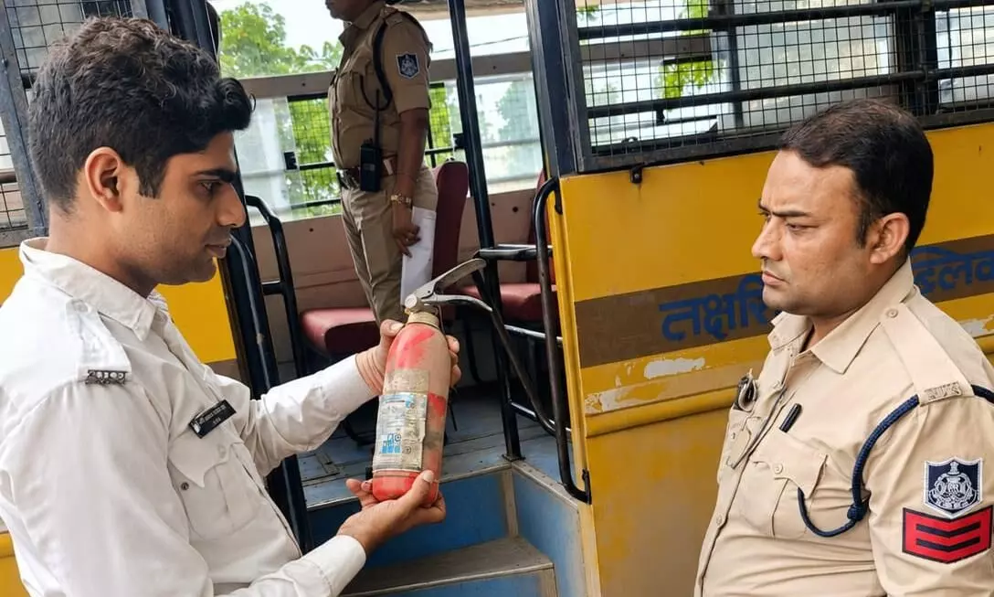स्कूल बस में इमरजेंसी गेट के सामने सीट, 8 वाहनों पर 30 हजार का जुर्माना स्कूल बस में इमरजेंसी गेट के सामने सीट, 8 वाहनों पर 30 हजार का जुर्माना