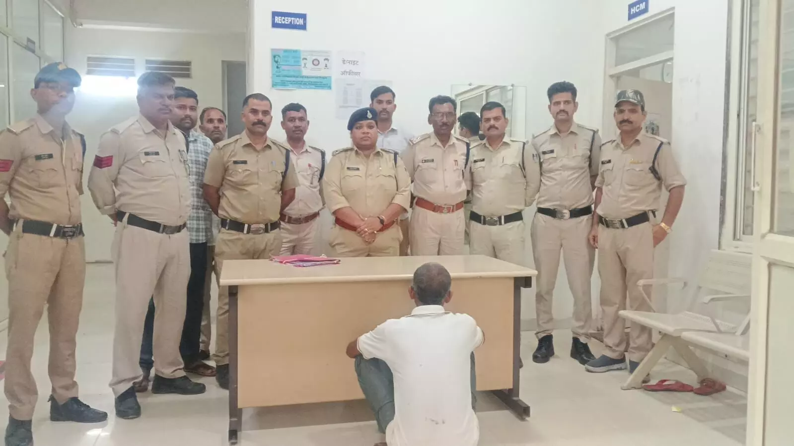 महिला का कातिल गिरफ्तार, हत्या में प्रयुक्त रक्त रंजित चाकू नुमा हथियार भी किया बरामद महिला का कातिल गिरफ्तार, हत्या में प्रयुक्त रक्त रंजित चाकू नुमा हथियार भी किया बरामद