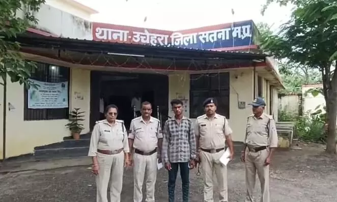 चलती ट्रेन में रॉड से हमलाकर छीना यात्री का मोबाइल चलती ट्रेन में रॉड से हमलाकर छीना यात्री का मोबाइल