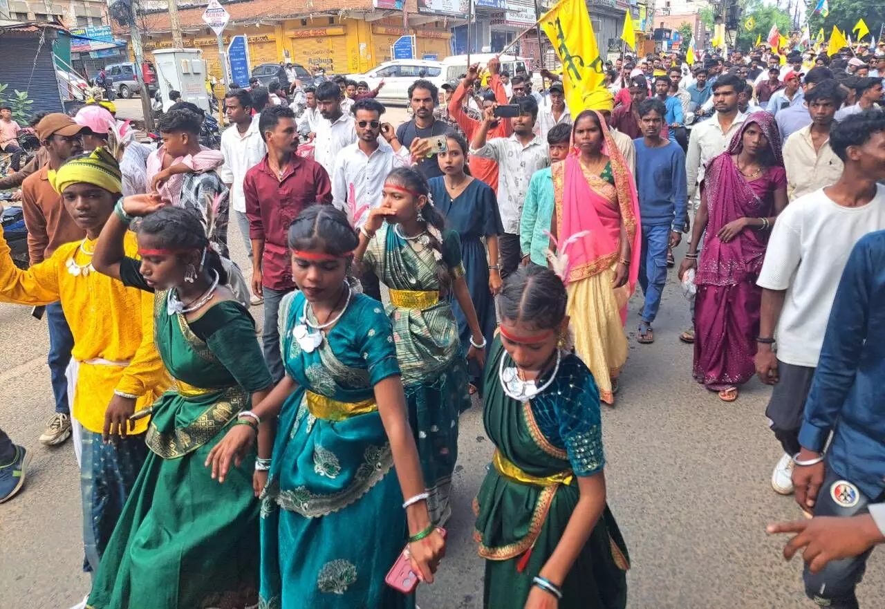 विश्व आदिवासी दिवस पर निकली शोभायात्रा विश्व आदिवासी दिवस पर निकली शोभायात्रा