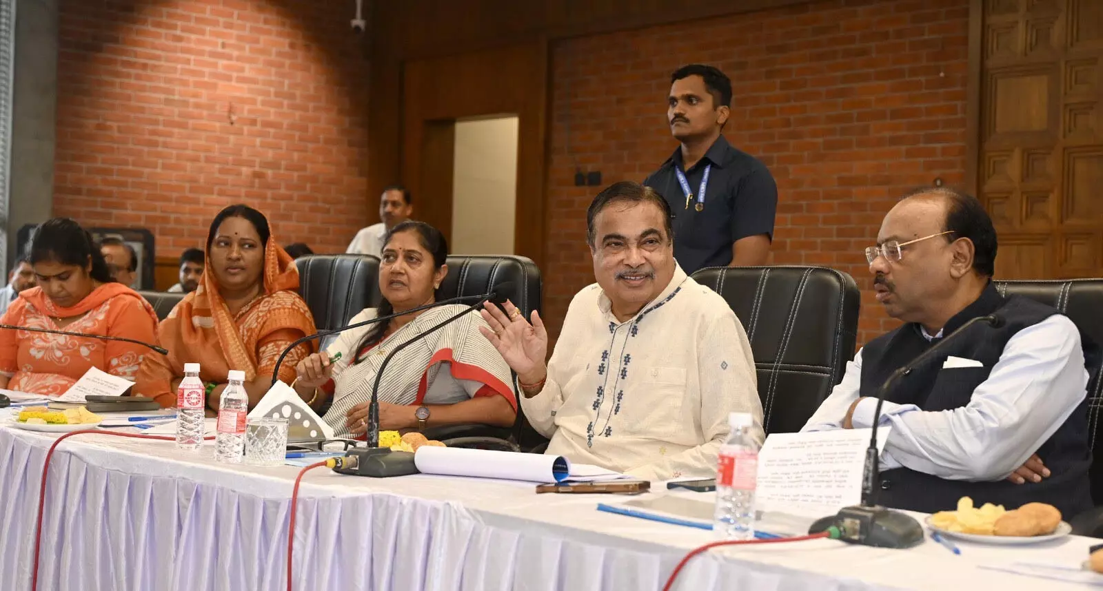 खुदाई के बाद दुरुस्ती में लापरवाही करने वाले अधिकारियों को निलंबित करेंगे - केंद्रीय मंत्री गडकरी खुदाई के बाद दुरुस्ती में लापरवाही करने वाले अधिकारियों को निलंबित करेंगे - केंद्रीय मंत्री गडकरी