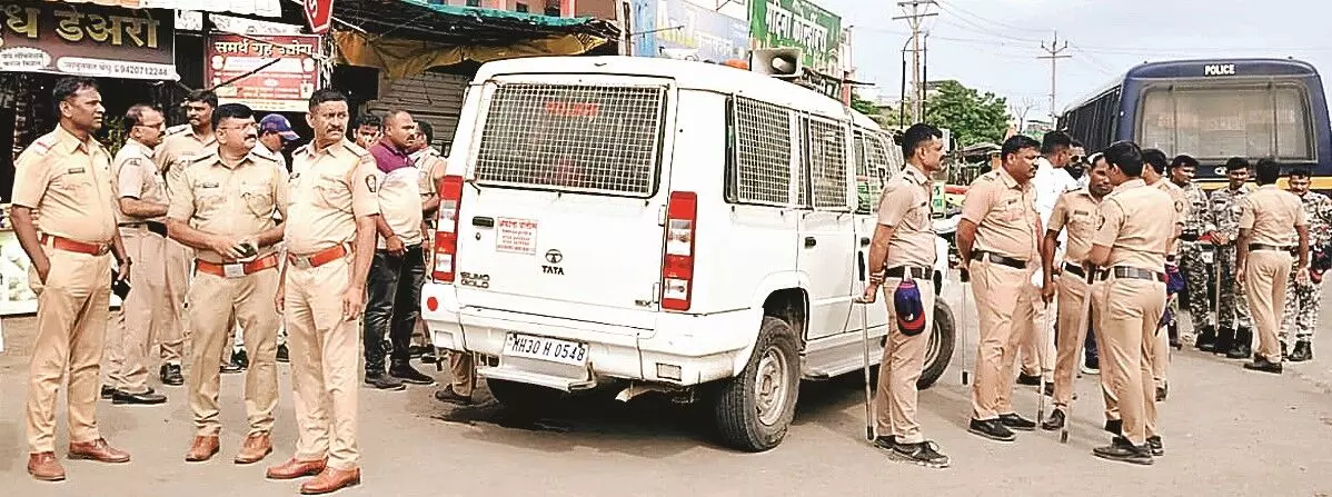 विश्व आदिवासी दिवस के जुलूस में बवाल, यातायात व्यवस्था को लेकर बंदोबस्त पर तैनात पीएसआई पर हमला विश्व आदिवासी दिवस के जुलूस में बवाल, यातायात व्यवस्था को लेकर बंदोबस्त पर तैनात पीएसआई पर हमला