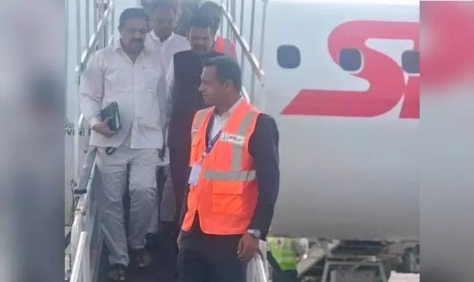 पीएम मोदी से शरद गुट के 8 सांसदों की मुलाकात से पहले फडणवीस-जयंत पाटील ने एक साथ किया हवाई सफर पीएम मोदी से शरद गुट के 8 सांसदों की मुलाकात से पहले फडणवीस-जयंत पाटील ने एक साथ किया हवाई सफर