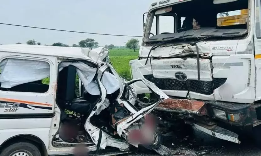 मप्र के धार में भीषण सड़क हादसा, वैन से टकराया तेज रफ्तार ट्रॉला, 6 की दर्दनाक मौत