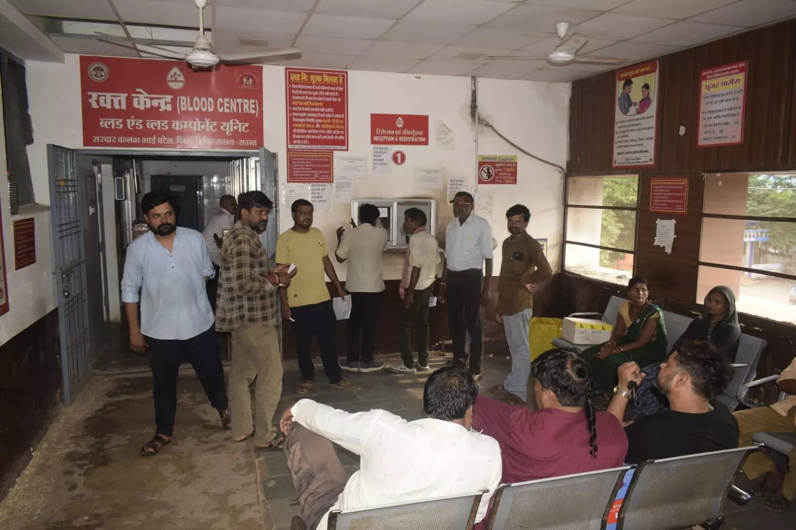 अस्पताल में 6 घंटे लाइट बंद रहने से ब्लड के लिए परेशान हुए पेशेन्ट अस्पताल में 6 घंटे लाइट बंद रहने से ब्लड के लिए परेशान हुए पेशेन्ट